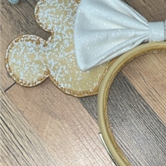 Disney Gold and White Hair Accessory with Iconic Bow - Picture 4 of 4